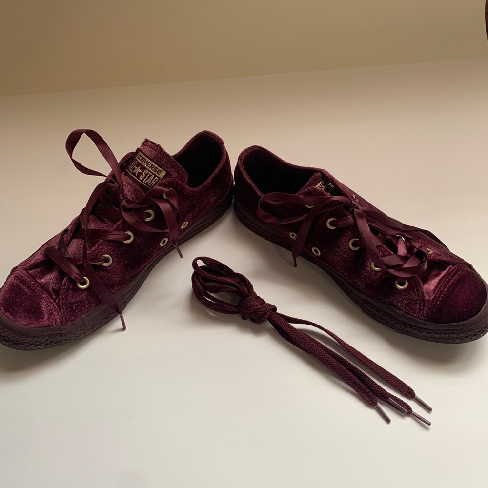 converse burgundy velvet lows